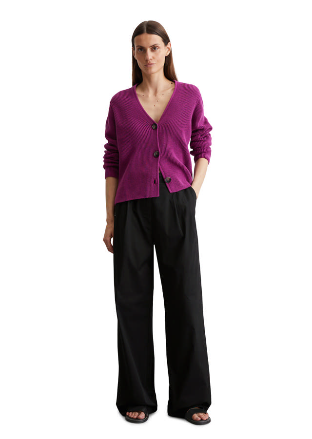 Hneppt golla með V-hálsmáli