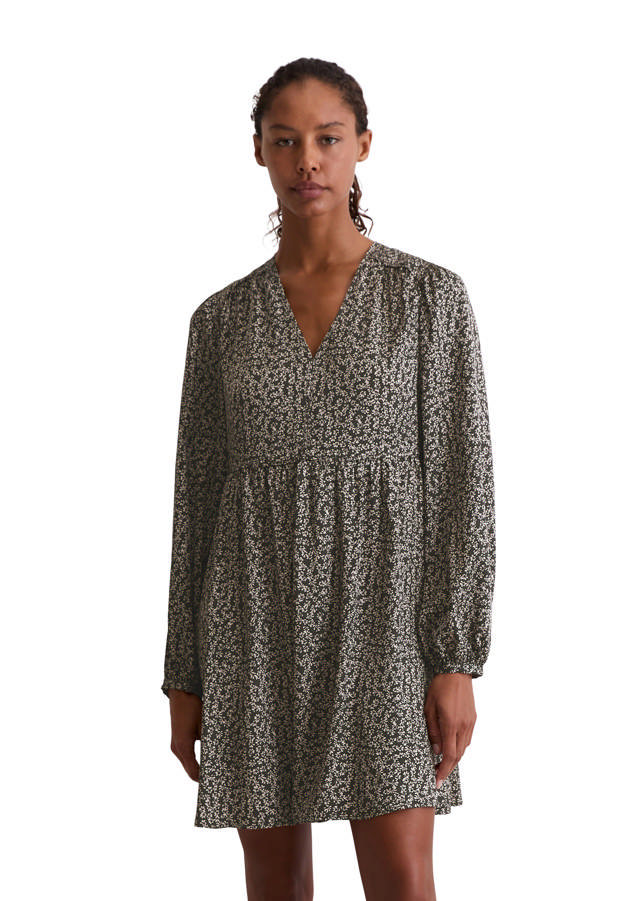 Munstraður kjóll, með víðu pilsi, millisídd V-hálsmál