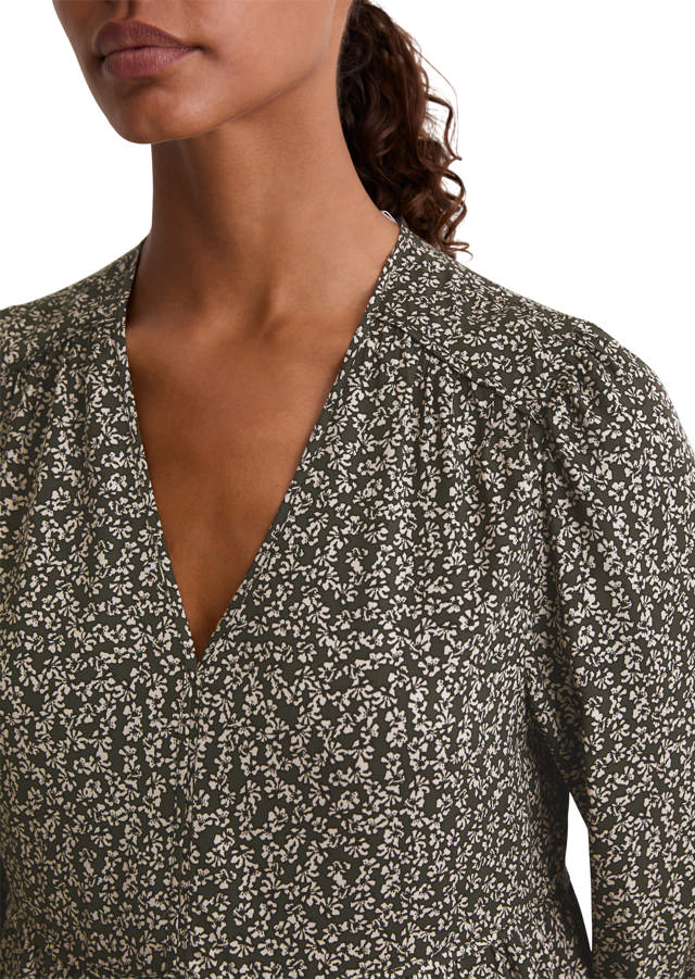 Munstraður kjóll, með víðu pilsi, millisídd V-hálsmál