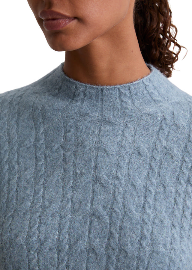 Gróf ullarpeysa með kaðlamynstri, síðar ermar og hár kragi