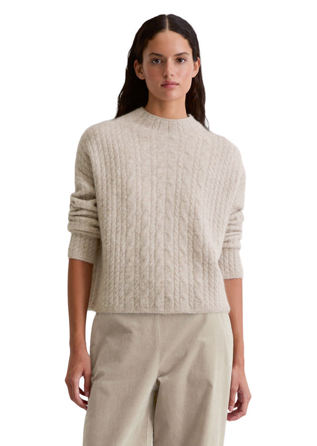 Gróf ullarpeysa með kaðlamynstri, síðar ermar og hár kragi