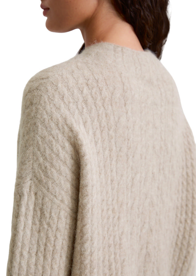 Gróf ullarpeysa með kaðlamynstri, síðar ermar og hár kragi