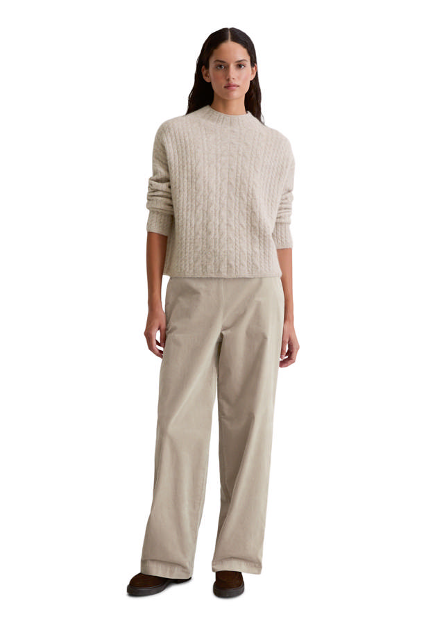 Gróf ullarpeysa með kaðlamynstri, síðar ermar og hár kragi