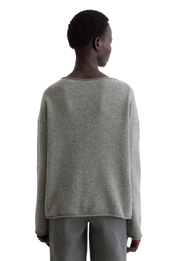 Ullarpeysa úr 100% ull með síðum ermum, beint hálsmál