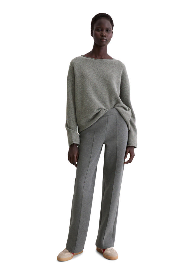 Ullarpeysa úr 100% ull með síðum ermum, beint hálsmál