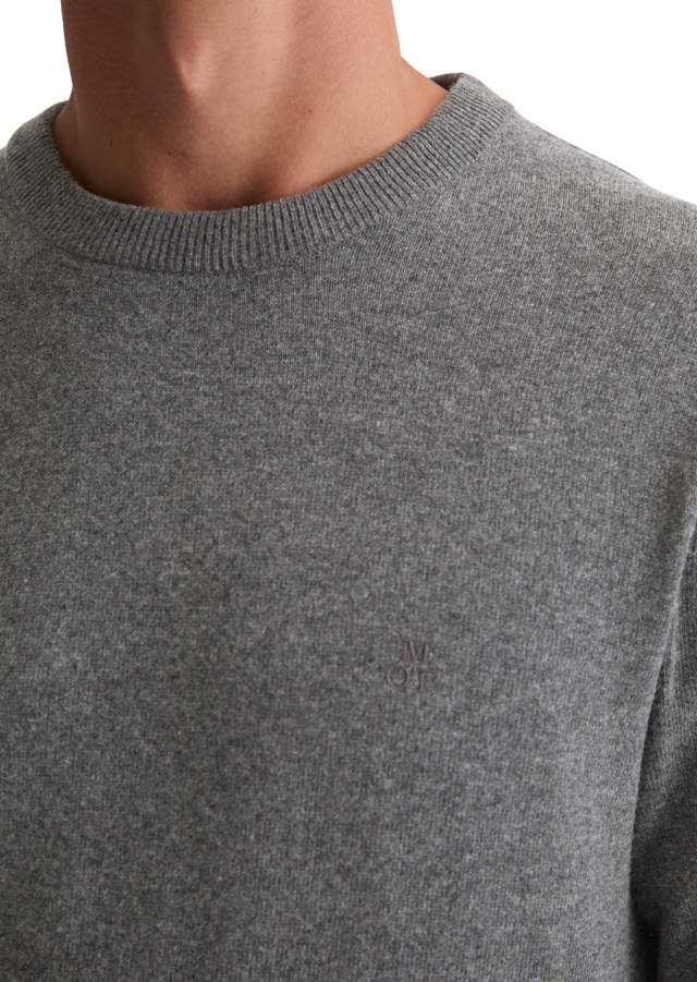 Ullarpeysa með kringdu hálsmáli